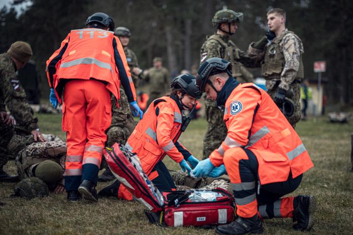 NMPD darbinieki glābj cietušos