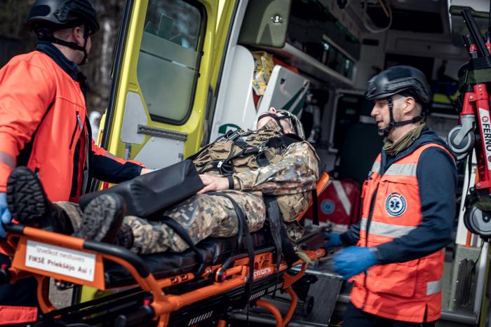 Cietušas tiek ievietots automašīnā