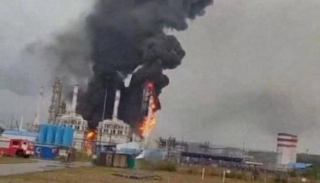 Degošā krievijas Ustj Lugas osta pēc Ukrainas dronu uzbrukuma