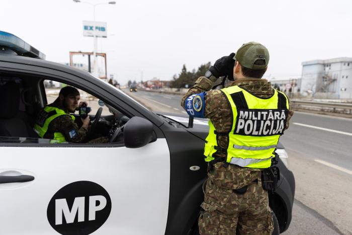 Militārā policija Kosovas ielās
