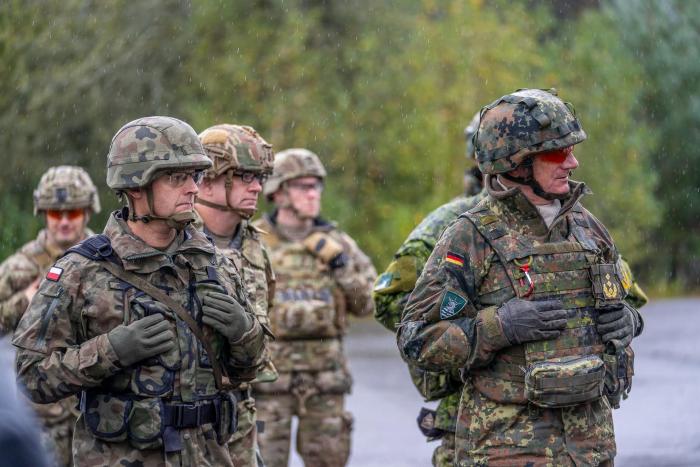NATO Daudznacionālā Ziemeļaustrumu korpusa štāba komandieris ģenerālleitnants Jirgens-Joahims fon Zandrarts ar Polijas kolēģi.