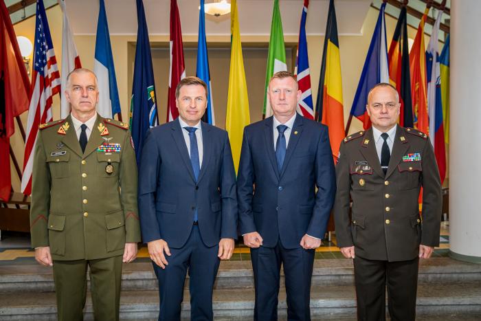 Lietuvas bruņoto spēku brigādes ģenerālis Alvīdas Šuparis, Igaunijas aizsardzības ministrs Hanno Pevkurs, Latvijas aizsardzības ministrs Raivis Melnis un Latvijas bruņoto spēku brigādes ģenerālis Egils Leščinskis.