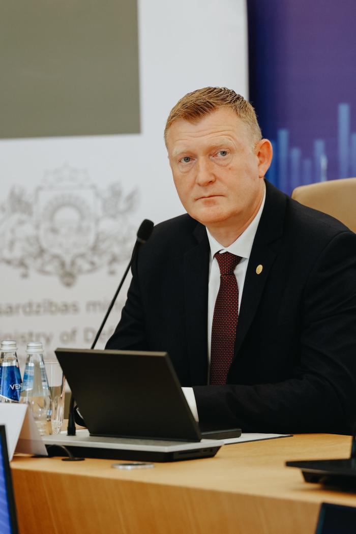 Aizsardzības ministrs Raivis Melnis SAFE līguma parakstīšanas ceremonijā / Armīns Janiks / Aizsardzības ministrija