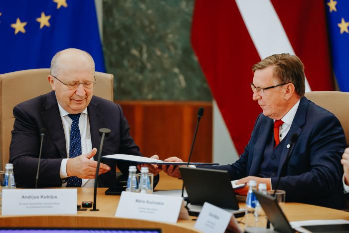 Eiropas Komisijas aizsardzības un kosmosa komisārs Andrius Kubiļus un Latviajs finanšu ministrs Māris Kučinskis SAFE līguma parakstīšanas ceremonijā