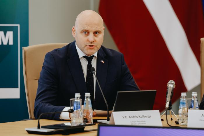 Latvijas Ministru prezidents Andris Kulbergs SAFE līguma parakstīšanas ceremonijā
