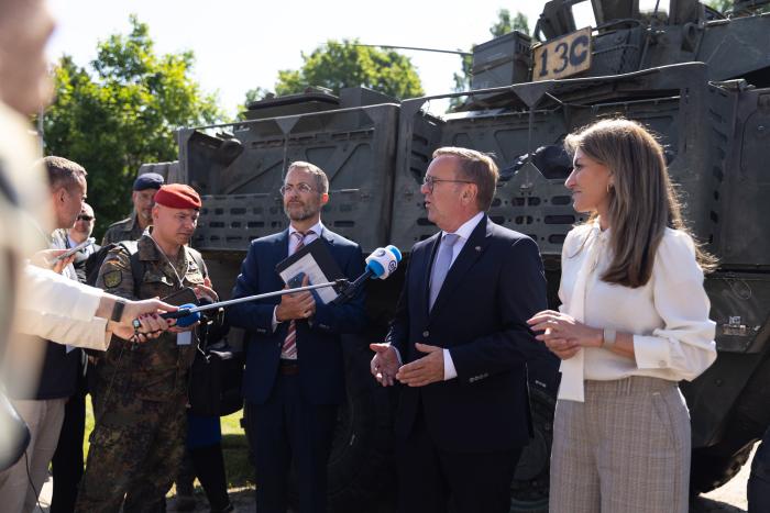 Vācijas un Nīderlandes korpuss (1 German-Netherlands Corps – 1GNC) oficiāli pārņem taktisko komandvadību pār NATO sauszemes spēkiem Latvijā un Igaunijā