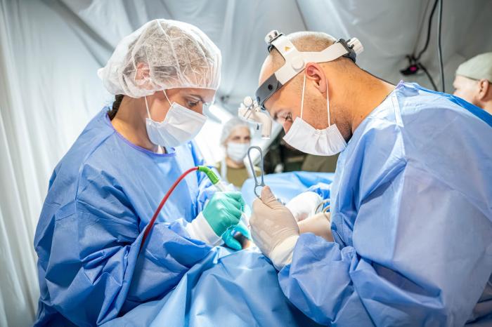 Ķirurgi veic operāciju ierīkotajā kospitālī