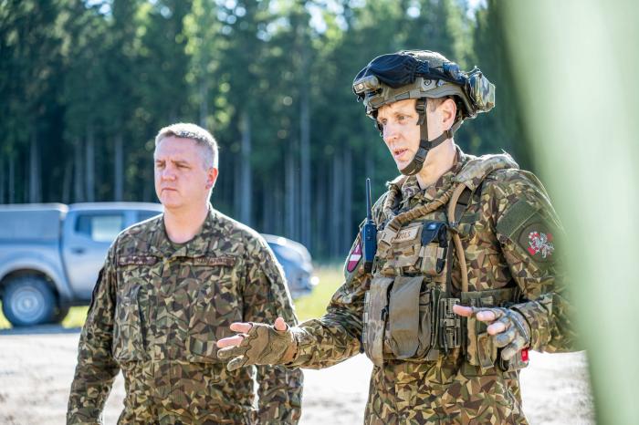 Vidzemes brigādes komandieris pulkvedis Igors Harlapenkovs un kapteinis Dzintars Ozols. 