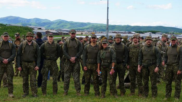 Kaprāle ar saviem dienesta biedriem Kosovā