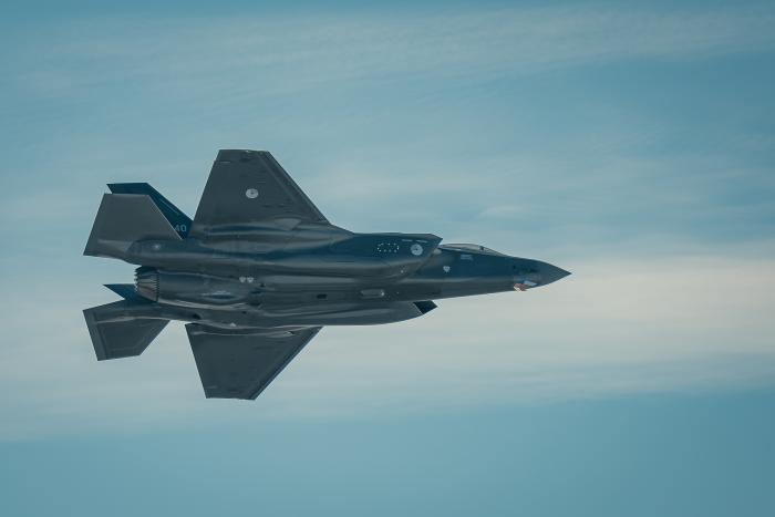 Nīderlandes Gaisa spēku iznīcinātājs F-35 virs Lielvārdes aviācijas bāzes / seržants Ēriks Kukutis / Aizsardzības ministrija