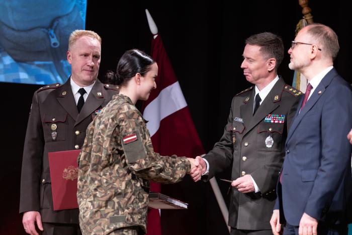 NBS komandieris sveic Sandiju skolas izlaidumā.