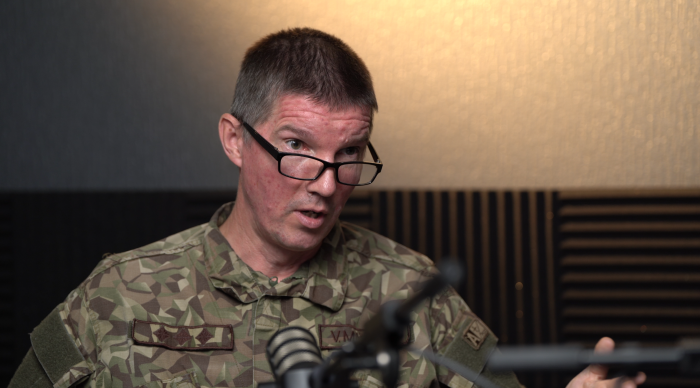 Komandieris podkāsta ierakstu studijā