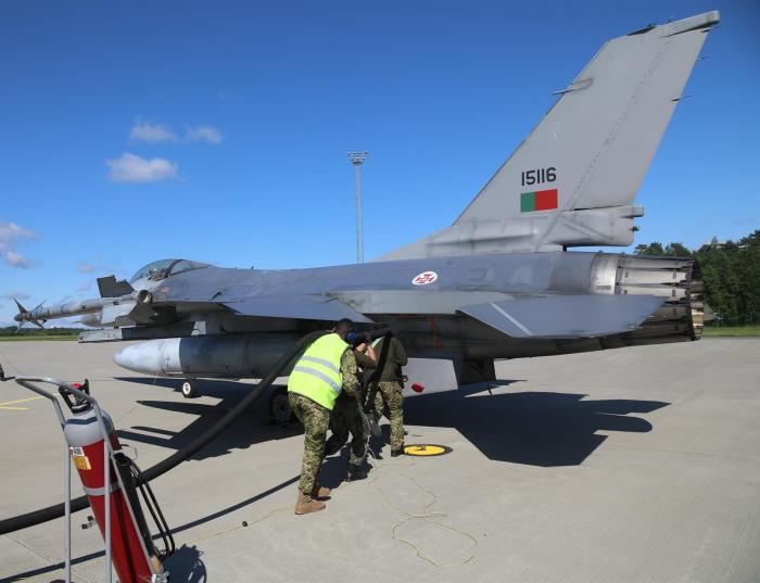 Latvijas un Igaunijas gaisa spēku karavīri kopā ar Portugāles Gaisa spēku tehniķiem trenējas iznīcinātāju F-16M virszemes apkalpošanā