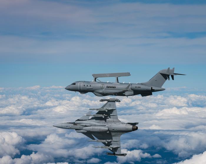 "SAAB" "GlobalEye" izlūkošanas lidmašīna kopā ar "SAAB" JAS-39 Gripen iznīcinātāju