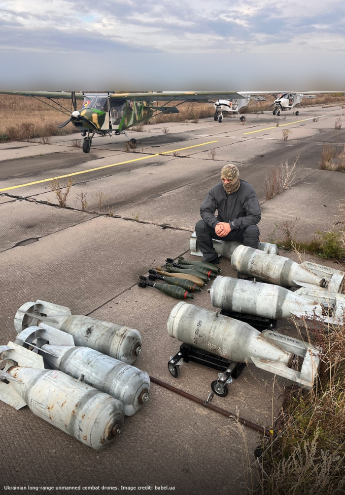 Ukrainas karavīrs ar aviācijas bumbām un mīnmetēju lādiņiem pirms to piestiprināšanas bezpilota lidaparātiem