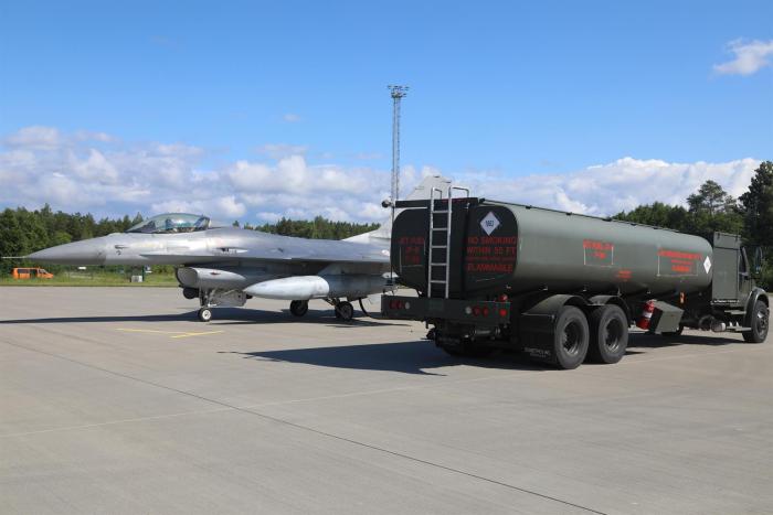 Foto: Latvijas un Igaunijas gaisa spēku karavīri kopā ar Portugāles Gaisa spēku tehniķiem trenējas iznīcinātāju F-16M virszemes apkalpošanā / Portugese Air Force