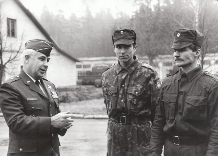 ASV armijas Gaisa spēku brigādes ģenerāļa Tomasa Lenona (no kreisās pirmais) viesošanās Ogres mācību centrā. 1993. gada 9. novembris / Latvijas Kara muzejs