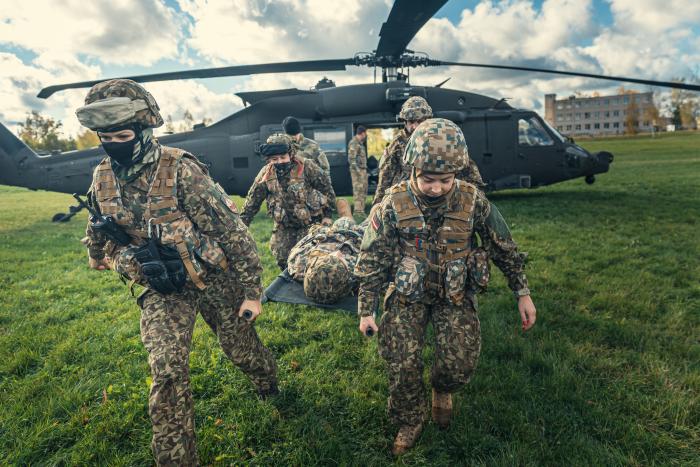 Nacionālo bruņoto spēku militāro mācību “Namejs 2022” rudens posma ietvaros militārajā poligonā “Mežaine” Kuldīgas novadā notiek Zemessardzes 4. Kurzemes brigādes vienību un štāba kaujas spēju pilnveidošanas mācības sadarbībā ar Polijas bruņoto spēku karavīriem. Tiek trenēta Kurzemes brigādes Medicīniskā atbalsta spēja, Medicīnas rotas speciālistiem izvēršot mobilo cietušo aprūpes centru un sadarbībā ar Neatliekamās medicīniskās palīdzības dienestu, Kurzemes reģionālo centru un ASV gaisa spēku vienību
