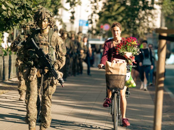 Visaptverošas valsts aizsardzības mācības “Namejs 2024”. Zemessardzes 1. Rīgas brigādes zemessargi patrulē Rīgas ielās. Foto: Gatis Dieziņš (Aizsardzības ministrija)