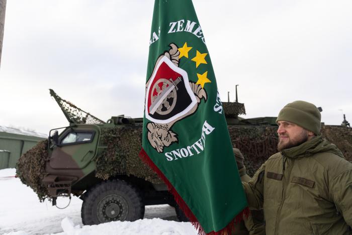 Zemessardzes 4. Kurzemes brigādē svinīgi atklāj PATRIA bruņutehnikas izvietojuma laukumu. Zemessardzes 4. Kurzemes brigādes komandieris pulkvedis Edmunds Svenčs