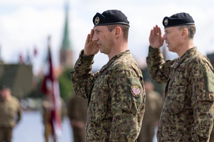 Uz AB dambja notiek Zemessardzes 1. Rīgas brigādes komandiera maiņas ceremonija, kuras laikā amatā stājas pulkvežleitnants Ēriks Keisters, nomainot līdzšinējo komandieri pulkvedi Normundu Baranovu, kurš brigādi vadīja kopš 2023. gada. Ceremonijā piedalās aizsardzības nozares vadība, Nacionālo bruņoto spēku komandieris ģenerālmajors Kaspars Pudāns, Zemessardzes komandieris brigādes ģenerālis Aivars Krjukovs, kā arī brigādes sadarbības partneri no valsts un pašvaldību iestādēm