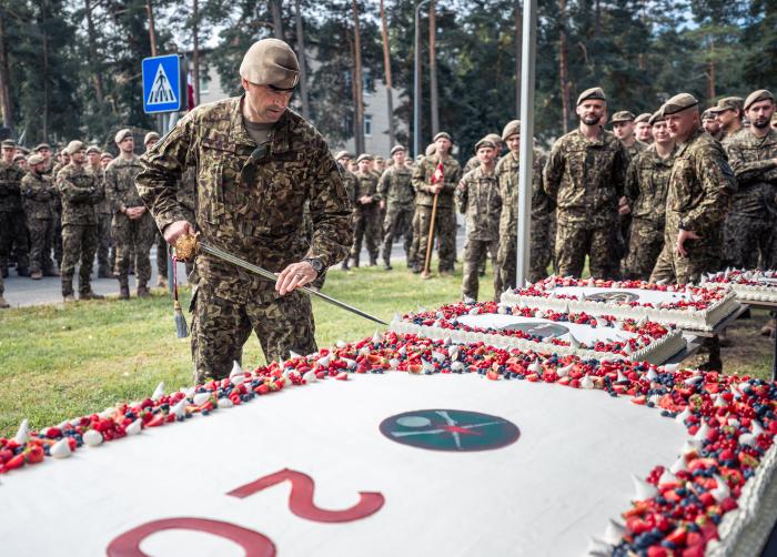Foto: Sauszemes spēku Mehanizēto kājnieku brigādes 20 gadu jubilejas pasākums / kaprālis K.Lejnieks / SzS MkBde