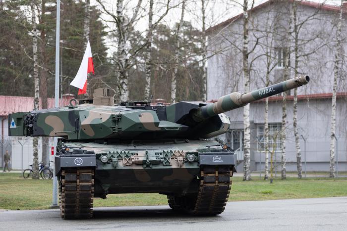 Polijas armijas tanks "Leopard" 2 Ādažu bāzē