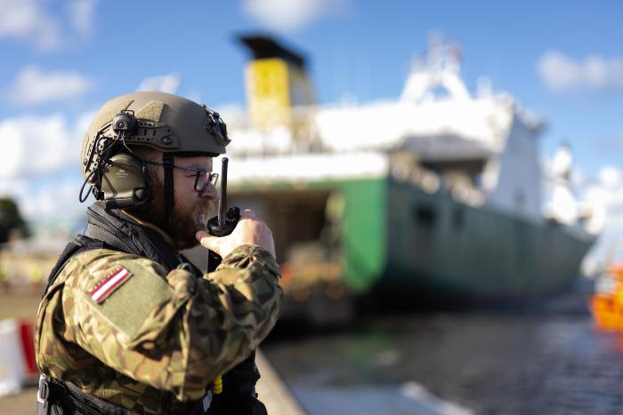 Foto: Apvienotās Karalistes kaujas tehnikas izkraušana Ventspils ostā Apvienoto reaģēšanas spēku (Joint Expeditionary Force (JEF)) mācību “TARASSIS” laikā / Gatis Dieziņš / Aizsardzības ministrija