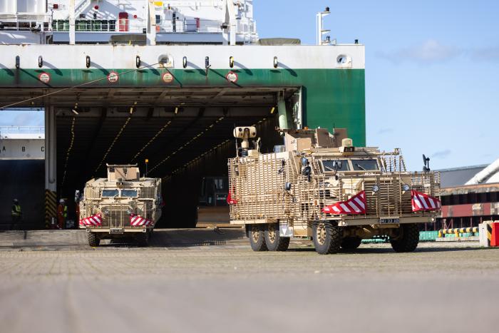 Foto: Apvienotās Karalistes kaujas tehnikas izkraušana Ventspils ostā Apvienoto reaģēšanas spēku (Joint Expeditionary Force (JEF)) mācību “TARASSIS” laikā / Gatis Dieziņš / Aizsardzības ministrija