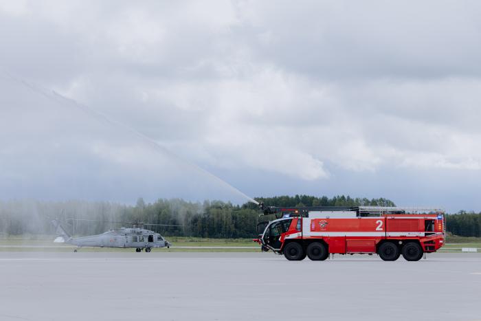Helikopteris aiz ūdens šalcs
