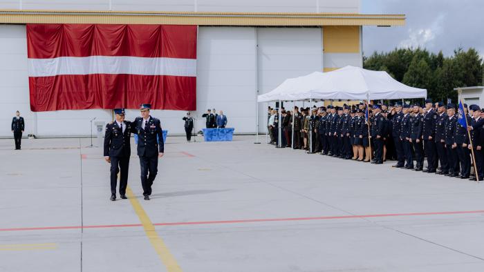 Komandieris ar virsreržantu aiziet