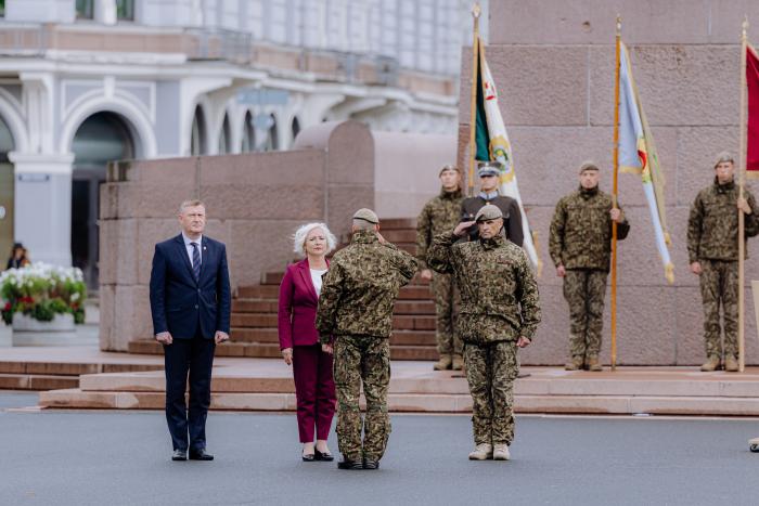 Amatpersonas sveic karavīrus