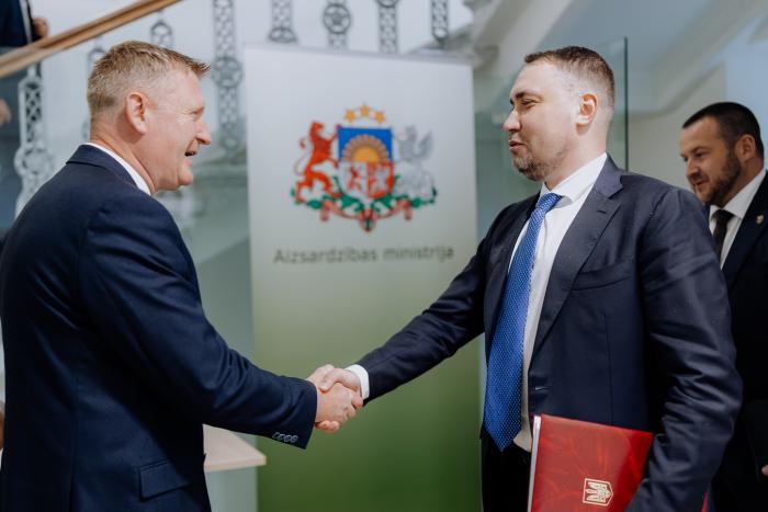 Ukraimas prezidenta biroja vadītājs Kirilo Budanovs, tiekoties ar Latviajs aizsarzdības ministru Raivi Melni