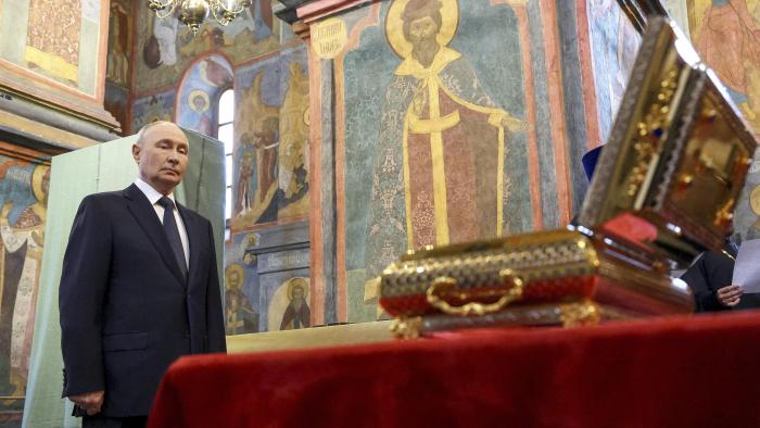 Vladimirs Putins pie Dmitrijam Donskojam piedēvētajiem pīšļiem Maskavas Kremļa Erceņģeļa katedrālē 2026. gada 20. augustā. Foto: Vjačeslavs Prokofjevs/Sputnik/Kremļa preses dienests