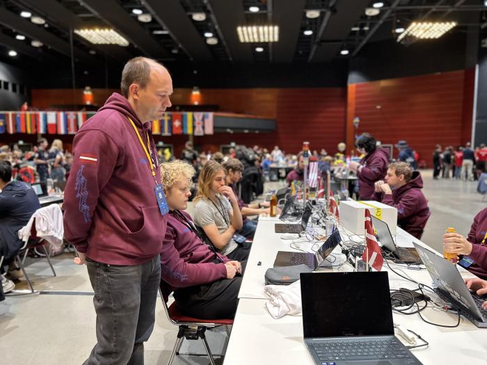 Latvjias komandas treneris ar komandu