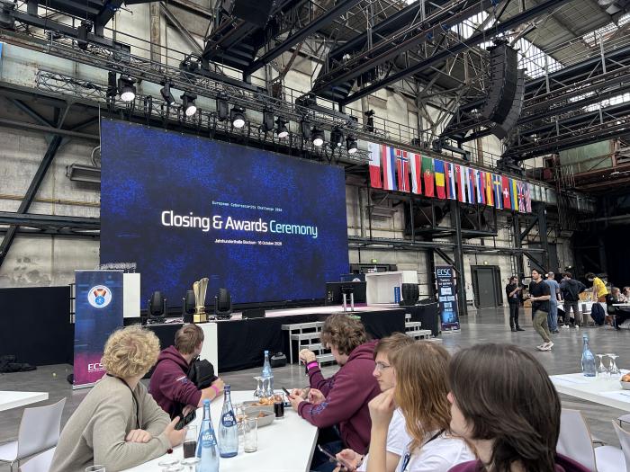 Latvijas komanda pie galda noslēguma ceremonijā