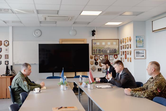 Aizsardzības ministrijas valsts sekretārs tiekas ar NATO Gaisa spēku pavēlniecības komandiera vietnieku