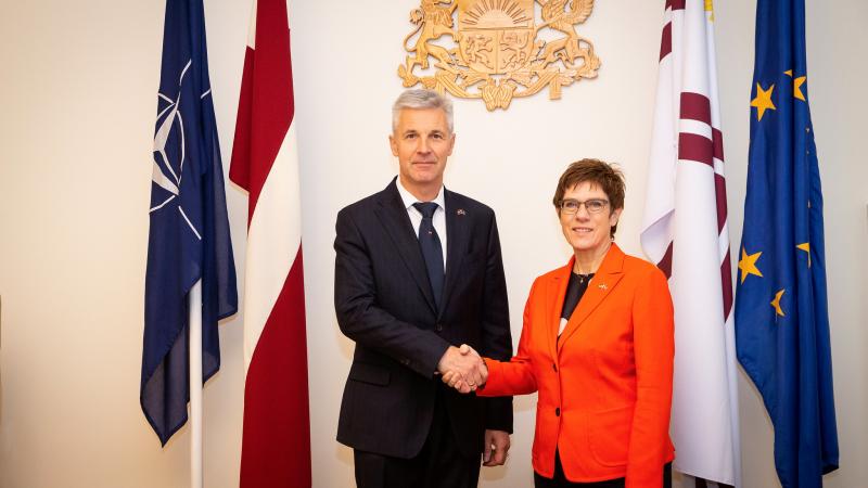 Vācijas aizsardzības ministre apliecina uzticību Latvijas drošības garantēšanā