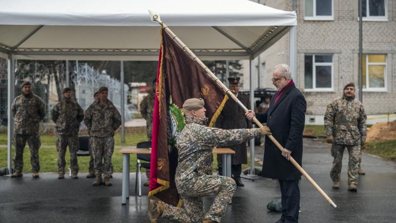 Ādažu bāzē svinīgā ceremonijā pasniedz Kaujas nodrošinājuma bataljona karogu