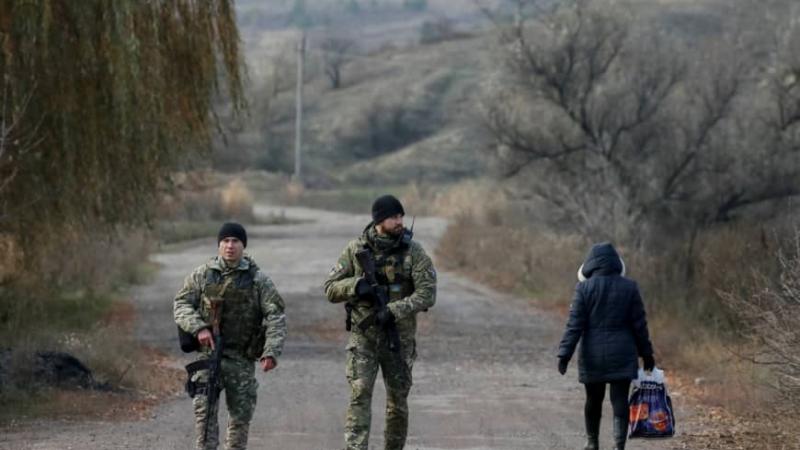 Ukrainas armija un Maskavas atbalstītie kaujinieki atliek spēku atvilkšanu Austrumukrainā