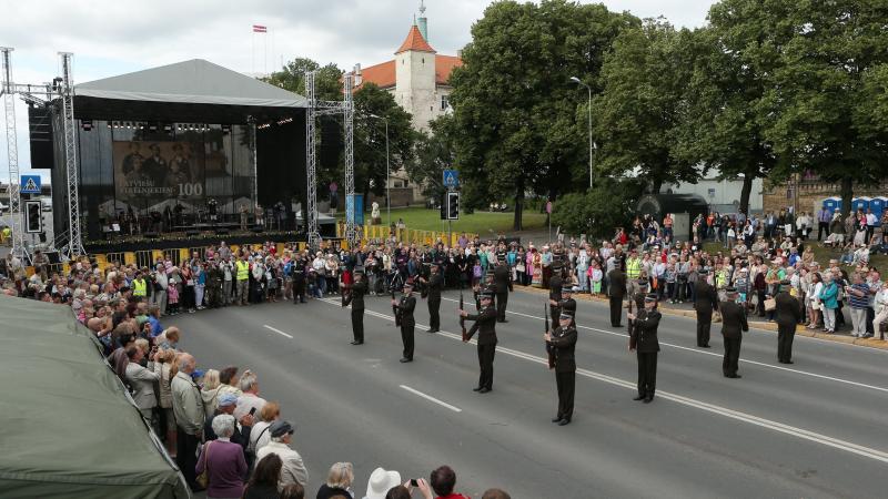 Latviešu strēlniekiem -100