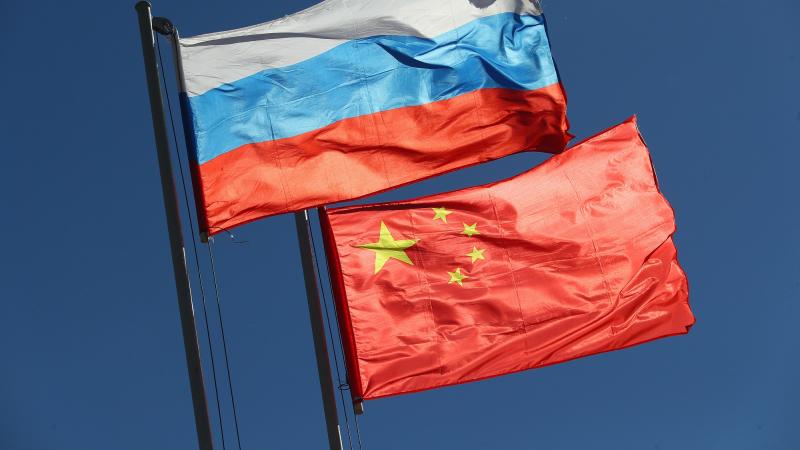 Krievijas un Ķīnas karogi