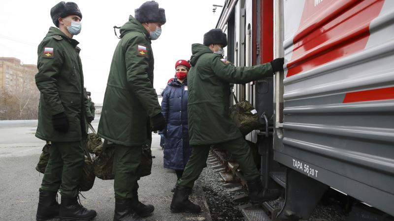 Krievijas karavīri kāpj vilcienā