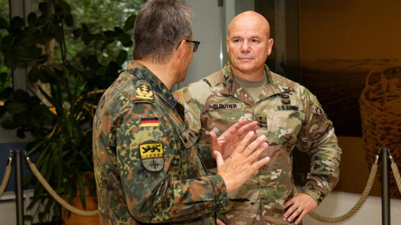 NATO Sauszemes spēku pavēlniecības komandieris ģenerālleitnnants Rodžers Klutjē 