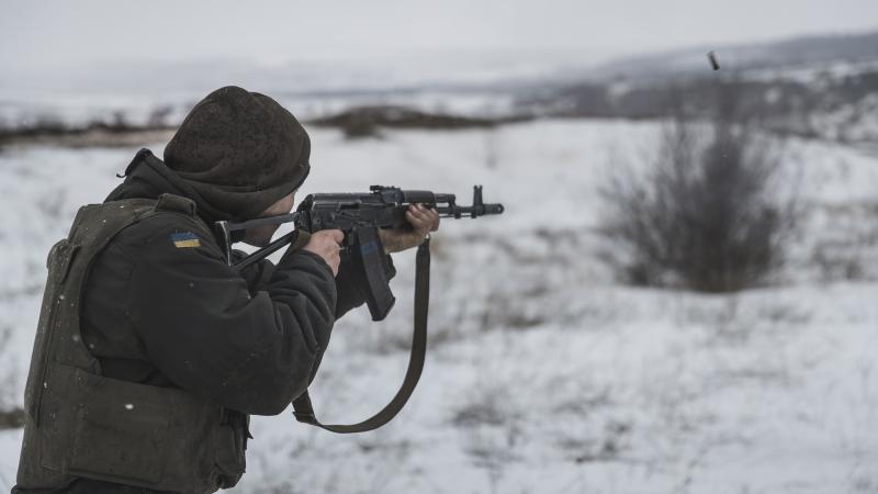 Ukrainas karavīrs šauj pa pretinieka pozīcijām Donbasā