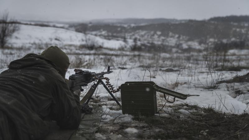 Ukrainas bruņoto spēku karavīrs pozīcijā Austrumukrainā