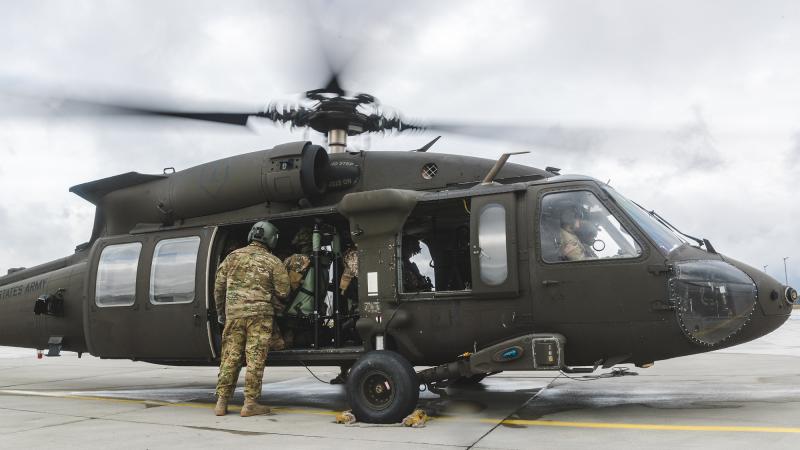 ASV Armijas helikopters UH-60 "Black Hawk" Lielvārdes aviācijas bāzē Latvijā
