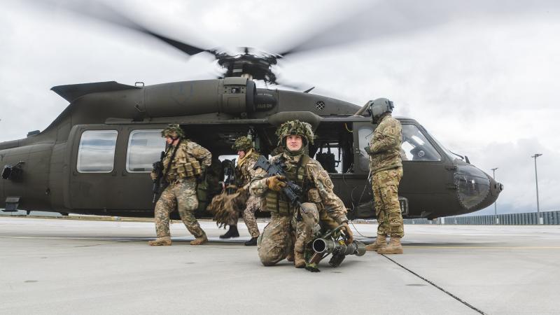  ASV Armijas 1. Kaujas aviācijas brigādes 3.bataljona karavīri ar helikopteriem UH-60 “Black Hawk” sniedz atbalstu mācībās “Testudo Soaring”.