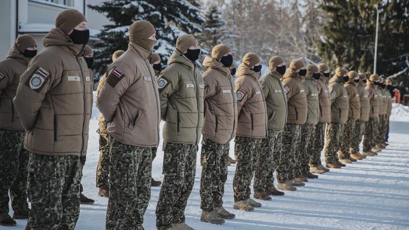 Karavīri ierindā Alūksnes kājnieku skolas komandier maiņas ceremonijā