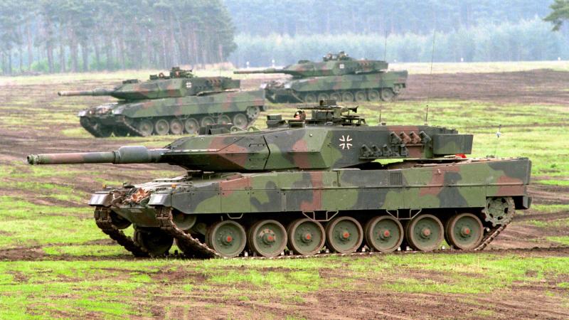 Vācijas Armijas (Bundeswehr) tanki Leopard II A-5 mācību laikā